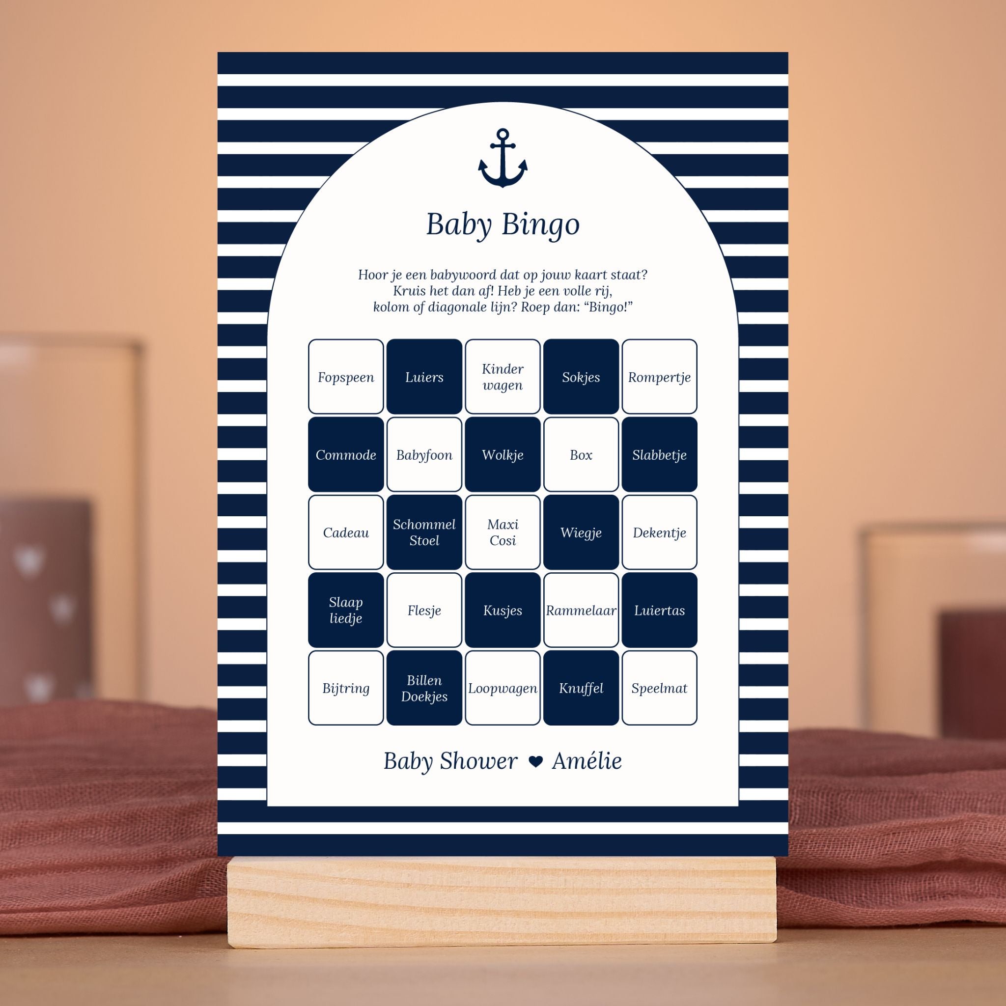 Baby Bingo kaart in Navy Blue met streepjes in sfeervolle babyshower setting met decoratie, Studio Miron