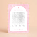 Baby Woordzoeker kaart met witte hartjes op roze achtergrond, gepersonaliseerd met naam – Studio Miron