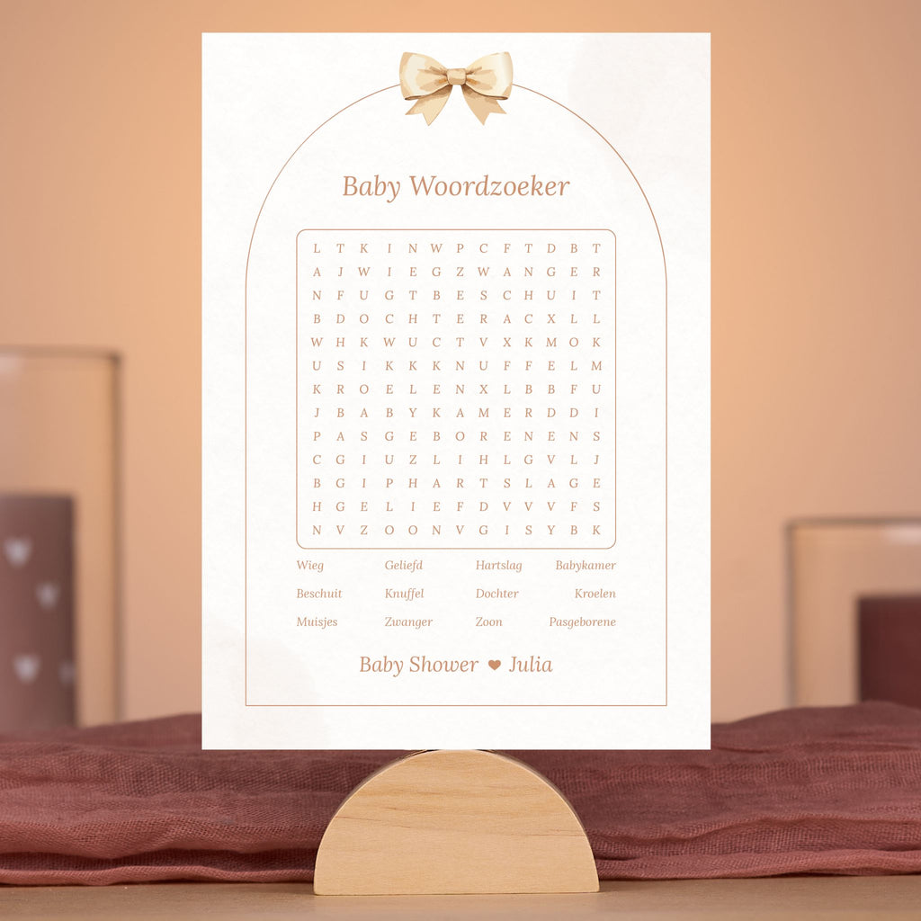 Boho babyshower spelkaart Baby Woordzoeker met beige tinten en strik, gepersonaliseerd met naam – sfeervolle setting – Studio Miron