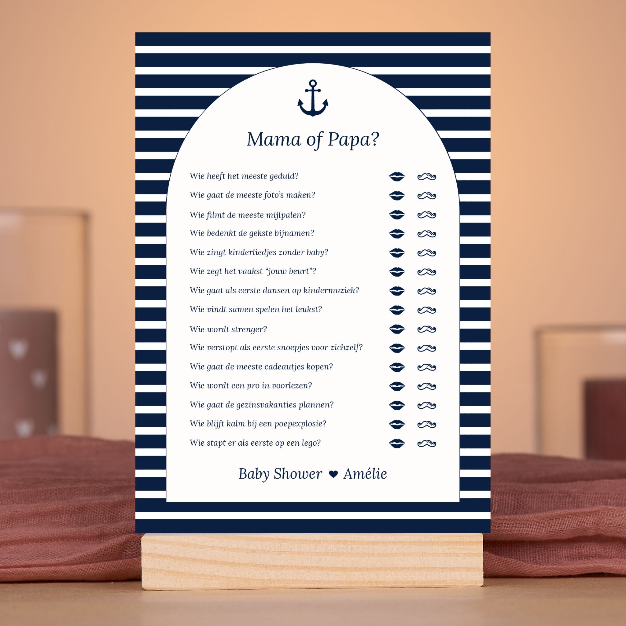 Mama of Papa kaart in Navy Blue met streepjes in sfeervolle babyshower setting met decoratie, Studio Miron