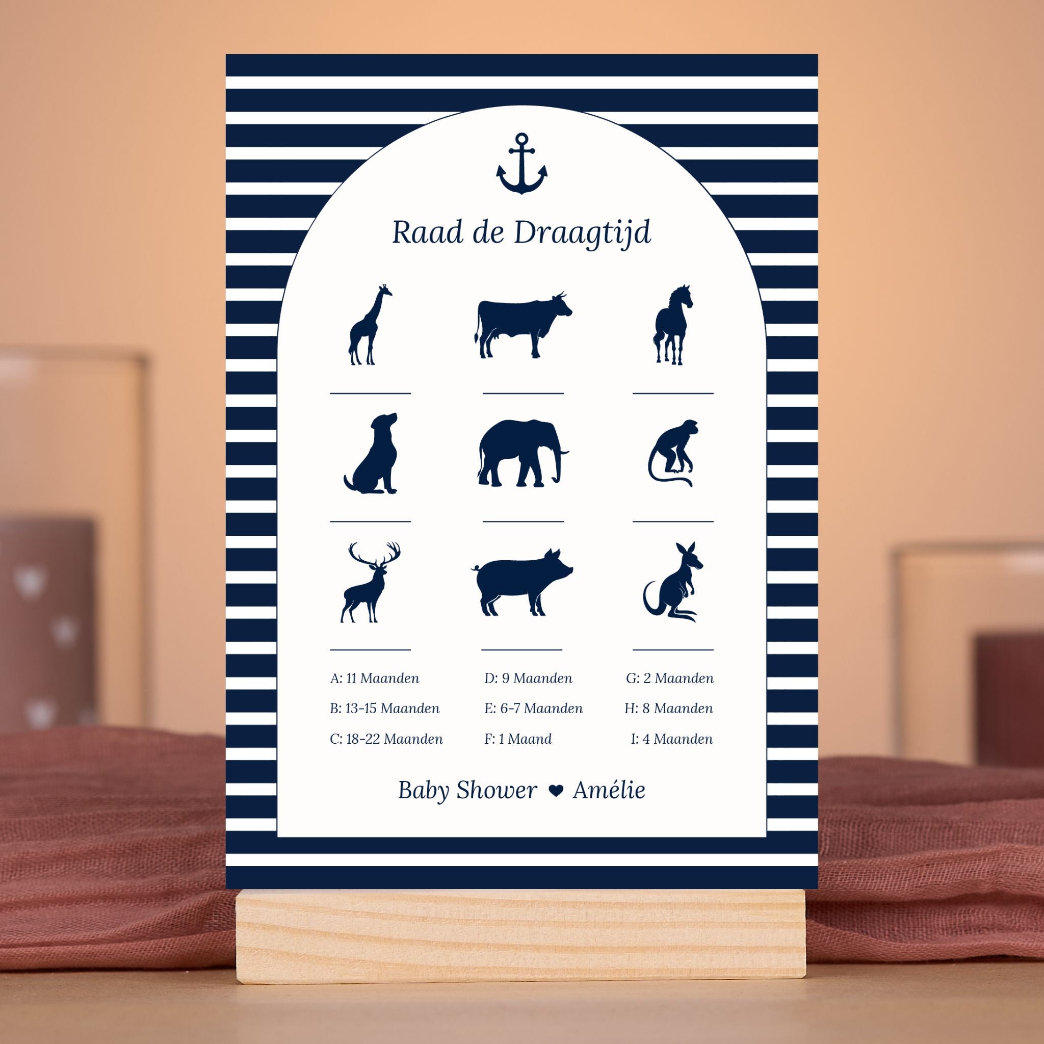 Raad de Draagtijd kaart in Navy Blue met streepjes in sfeervolle babyshower setting met decoratie, Studio Miron