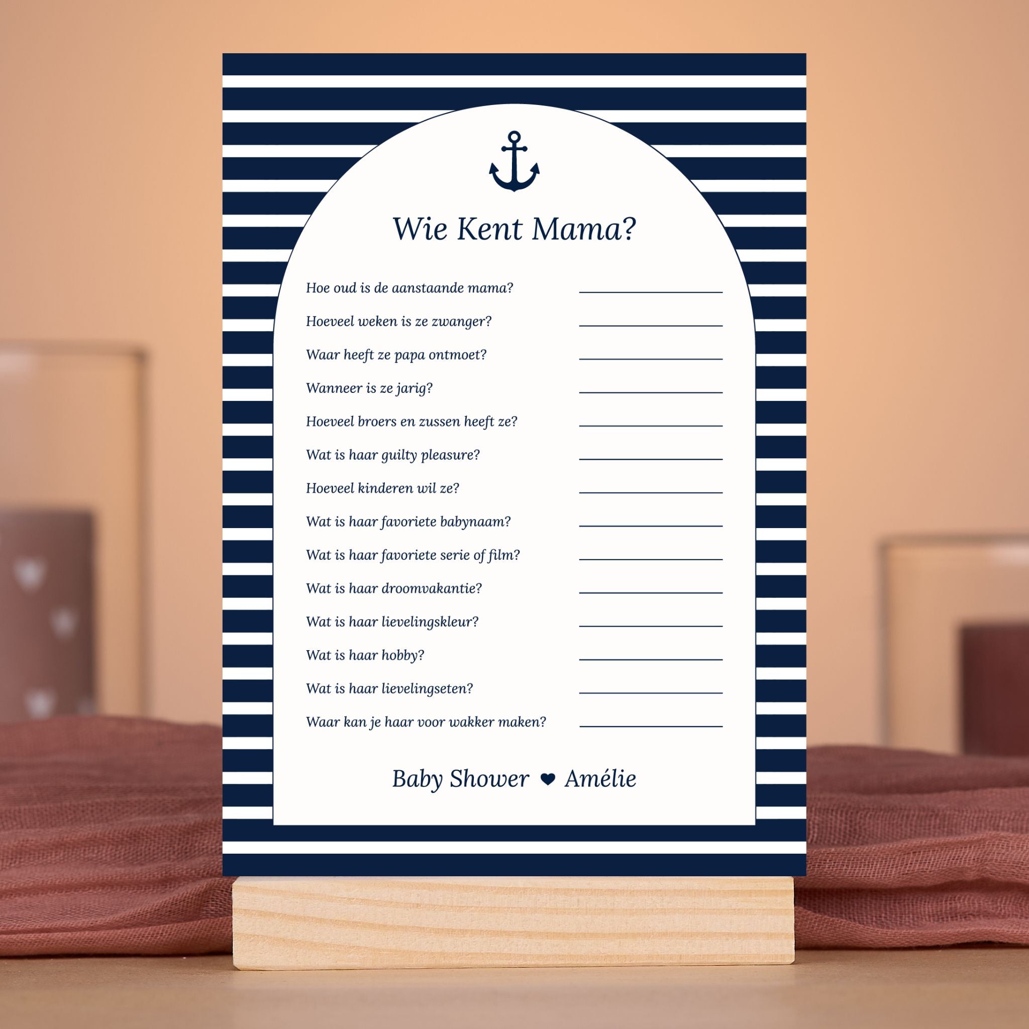 Wie kent mama kaart in Navy Blue met streepjes in sfeervolle babyshower setting met decoratie, Studio Miron