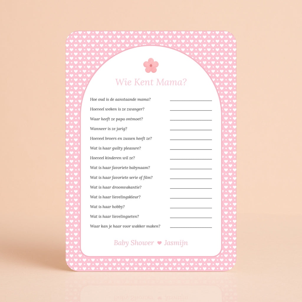 Wie kent Mama? kaart met witte hartjes op roze achtergrond en bloemaccent, gepersonaliseerd met naam – Studio Miron